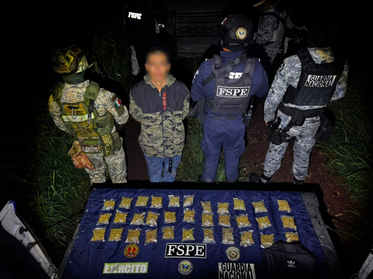 MauroGonzalezMa's tweet photo. En Villagrán, un patrullaje coordinado entre las FSPE y la Secretaría de la Defensa Nacional permitió detener a un joven de 20 años y asegurar 520 dosis de una sustancia con características de marihuana.

La intervención ocurrió en la comunidad Mexicanos, donde fueron localizados 32 envoltorios con aproximadamente 520 gramos de la sustancia.

Más allá del aseguramiento, este tipo de acciones permiten retirar droga antes de que llegue a su posible punto de distribución y generar información útil para identificar su origen, destino y posibles vínculos con otras investigaciones.

La coordinación entre instituciones sigue siendo clave para fortalecer la presencia territorial, reducir riesgos y afectar actividades que generan recursos para estructuras criminales.

La persona detenida quedó a disposición de la autoridad competente, que determinará su situación jurídica. Toda persona se presume inocente mientras no exista una sentencia que determine lo contrario.

Denuncia anónima: 089.
