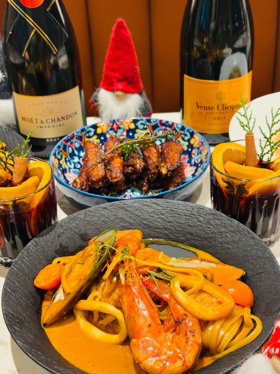 AtabayVenus's tweet photo. Festive Feast Alert! Our Christmas special platter is now available – juicy glazed ham, buttery roasted veggies, and spiced eggnog. Limited spots, book your table today! #HolidayEats， https://t.co/Nuamvg7u78