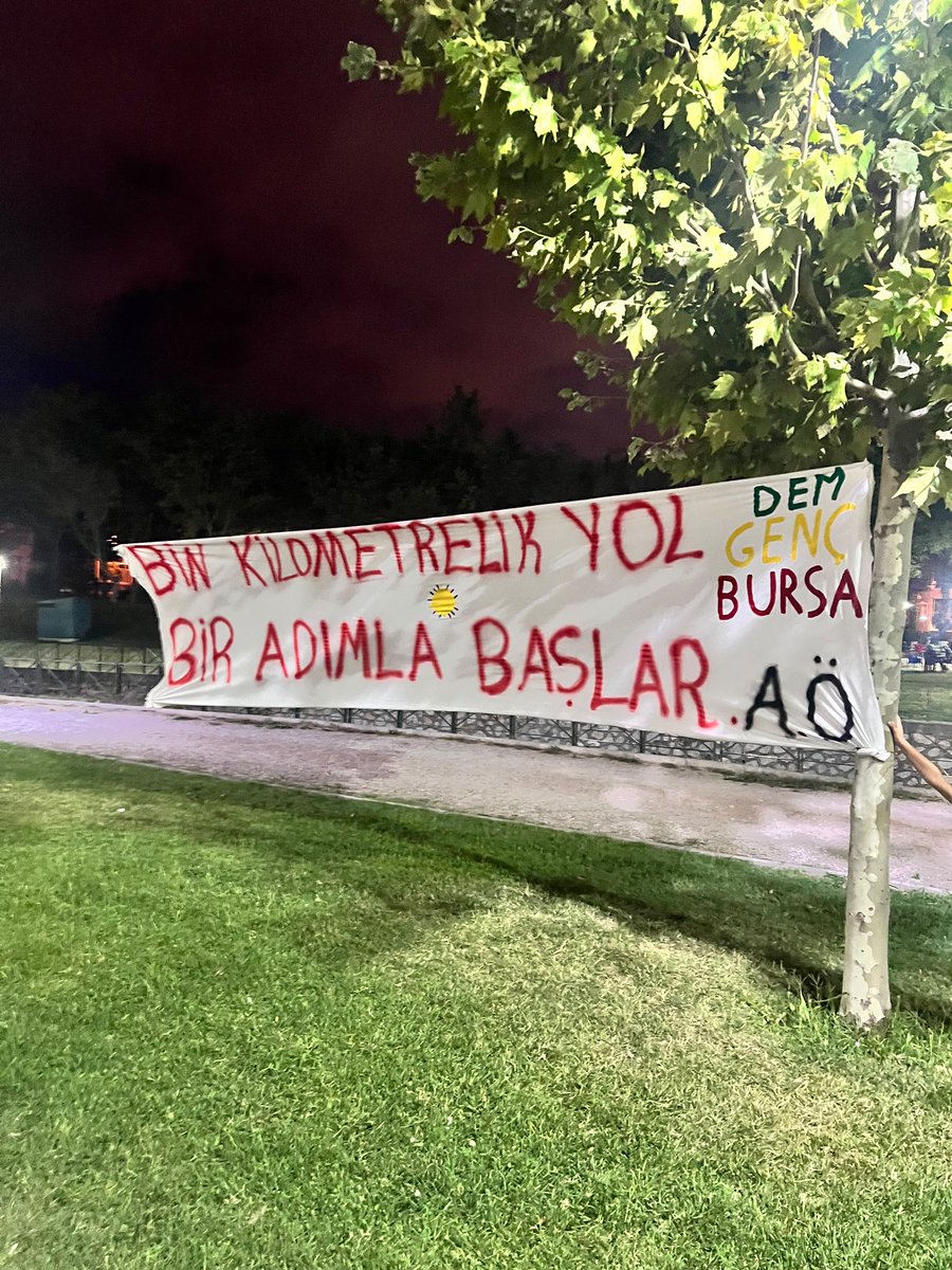 gokturkYgungor's tweet photo. Bursa’da şehitler parkında kasıtlı olarak toplanıp, gerilla şarkıları ve Apo sloganları eşliğinde şarkılar söyleyen teröristlere müdahale etmek isteyen ve tepki gösteren vatandaşlarımız polisimiz tarafından alandan çıkarılıyor. 
Bursa emniyetinin ne denli milliyetçi olduğunu biz iyi biliriz.
Ya bunları buradan alın ya da vatandaşlarımıza engel olmayı bırakın. Kasıtlı bir şekilde yaptıklarını sizde çok iyi biliyorsunuz.