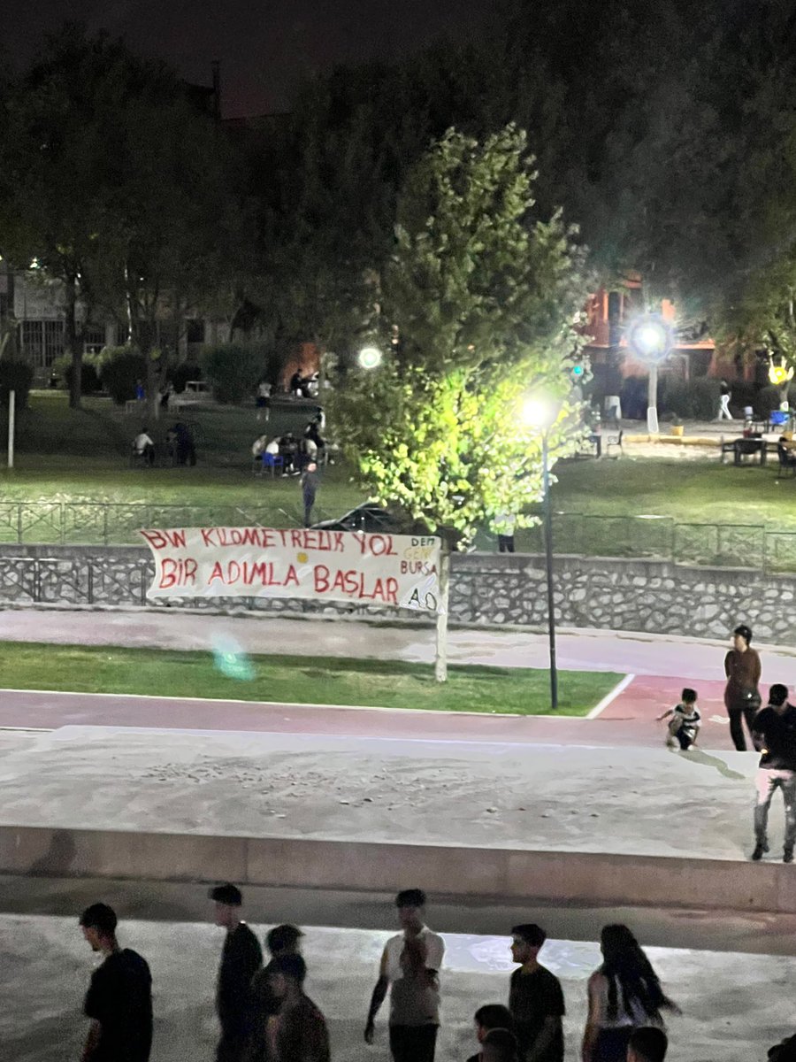 gokturkYgungor's tweet photo. Bursa’da şehitler parkında kasıtlı olarak toplanıp, gerilla şarkıları ve Apo sloganları eşliğinde şarkılar söyleyen teröristlere müdahale etmek isteyen ve tepki gösteren vatandaşlarımız polisimiz tarafından alandan çıkarılıyor. 
Bursa emniyetinin ne denli milliyetçi olduğunu biz iyi biliriz.
Ya bunları buradan alın ya da vatandaşlarımıza engel olmayı bırakın. Kasıtlı bir şekilde yaptıklarını sizde çok iyi biliyorsunuz.