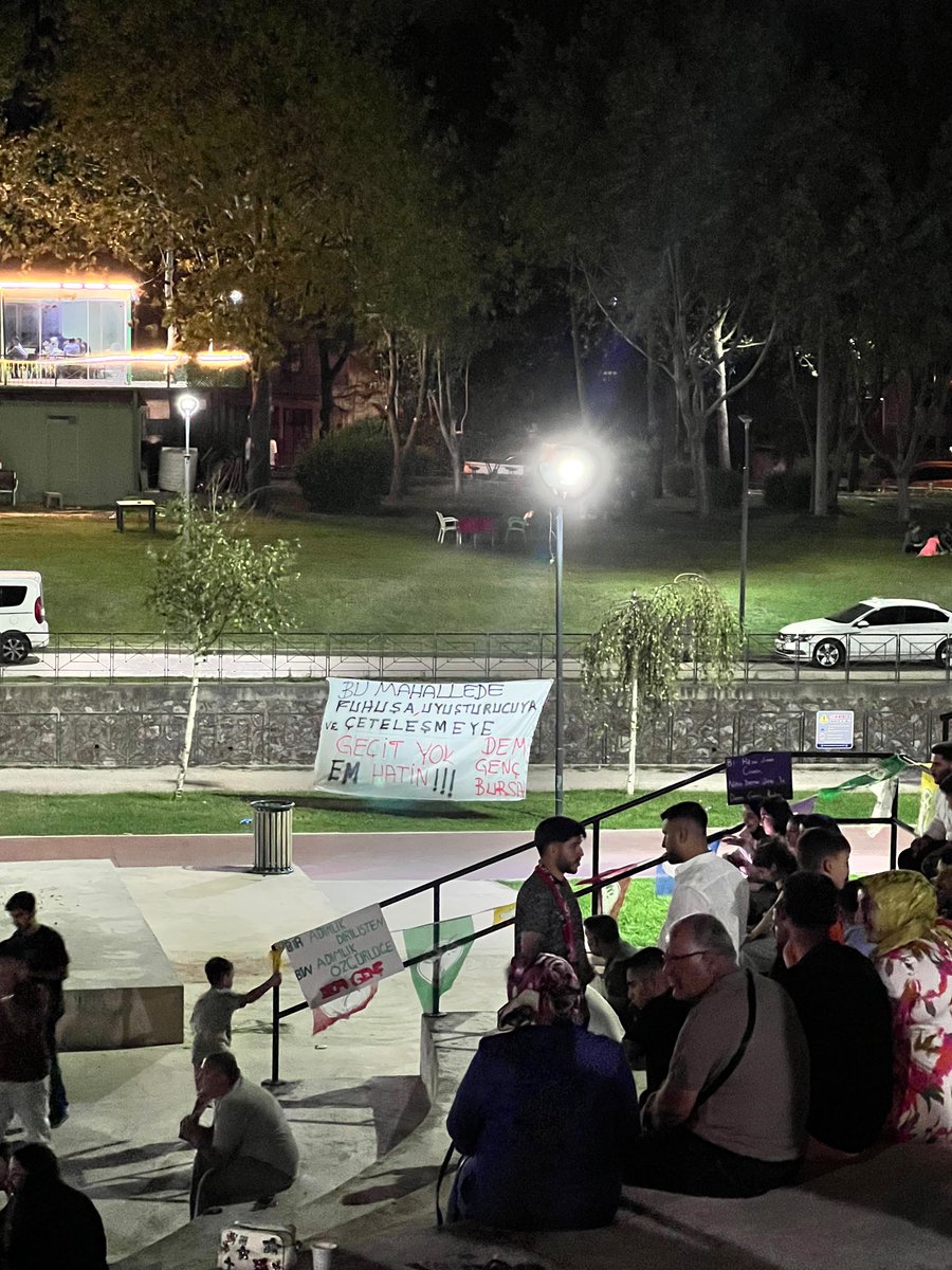gokturkYgungor's tweet photo. Bursa’da şehitler parkında kasıtlı olarak toplanıp, gerilla şarkıları ve Apo sloganları eşliğinde şarkılar söyleyen teröristlere müdahale etmek isteyen ve tepki gösteren vatandaşlarımız polisimiz tarafından alandan çıkarılıyor. 
Bursa emniyetinin ne denli milliyetçi olduğunu biz iyi biliriz.
Ya bunları buradan alın ya da vatandaşlarımıza engel olmayı bırakın. Kasıtlı bir şekilde yaptıklarını sizde çok iyi biliyorsunuz.