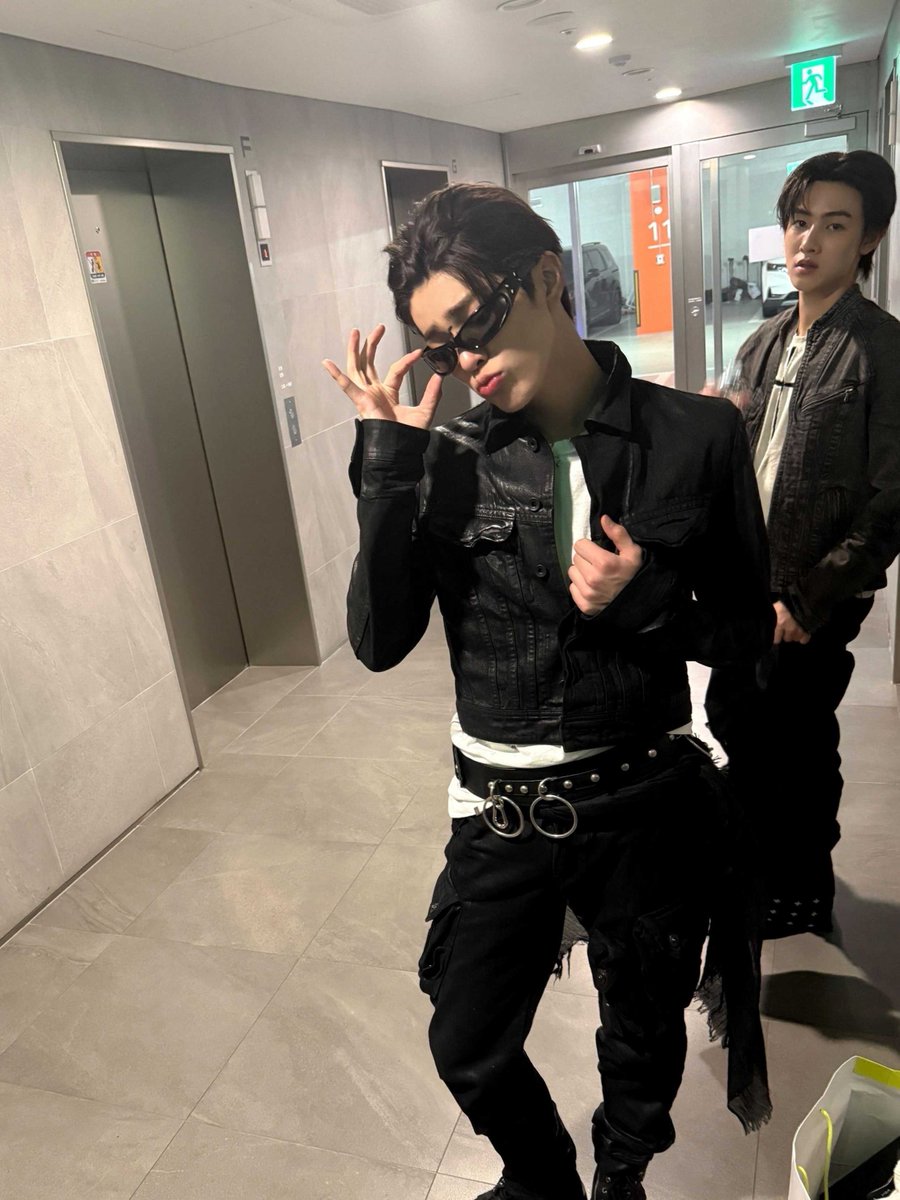 cortis_zip's tweet photo. most iconic keonho photo sequence ever https://t.co/CgZWfdVbYb