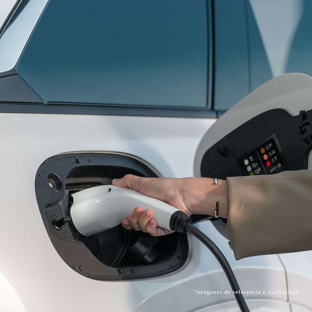 MazdaOficial's tweet photo. La Nueva Mazda CX-90 PHEV 2027, combina un motor de combustión y un motor eléctrico para un manejo eficiente y dinámico. Incluye cargador dual para recargar en cualquier lugar.