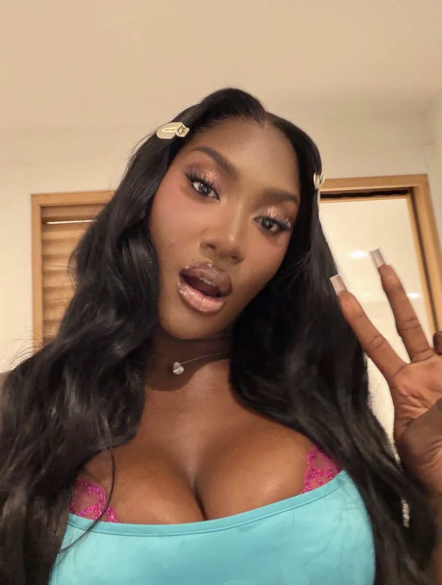 nakamuroosss's tweet photo. Elle est trop fraîche ma nana 👸🏿😍😍 https://t.co/3PuFxbr2y8