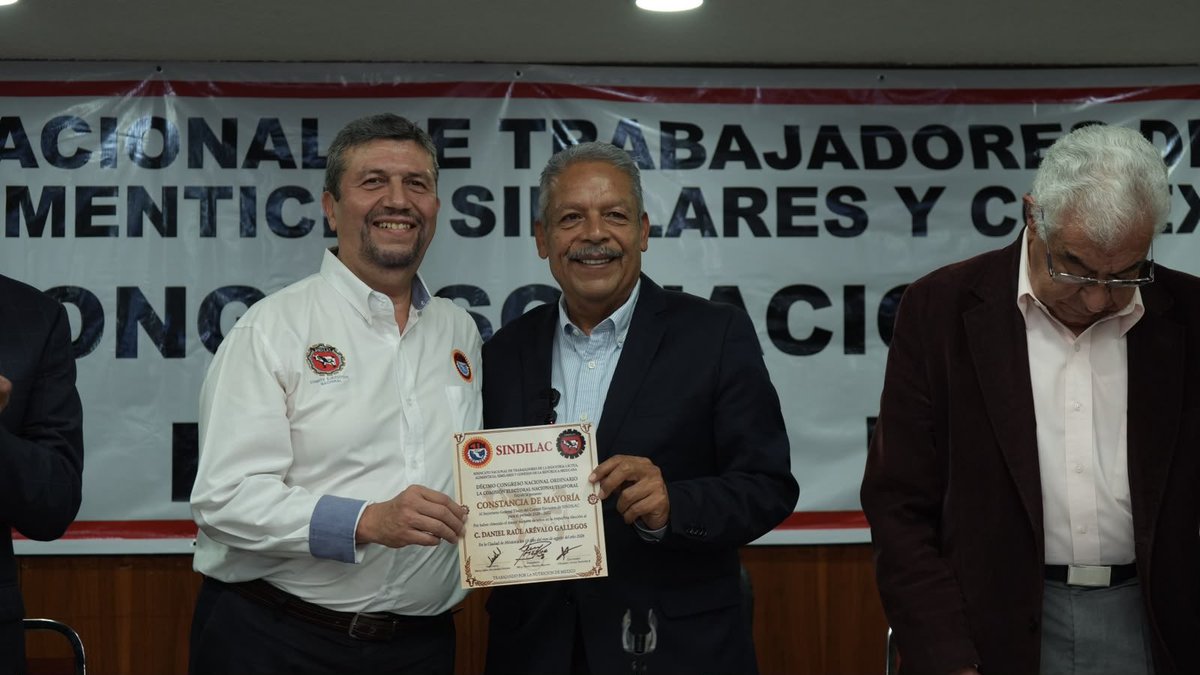 tereso_medina's tweet photo. Fue especialmente emotivo compartir este momento con mi compañero y amigo Daniel Arévalo Gallegos, con quien he recorrido más de cuatro décadas de vida sindical. Lo felicito por haber sido electo por mayoría de votos de las y los trabajadores para encabezar al Sindicato durante el periodo 2026–2032, expresión de confianza, participación y democracia sindical.