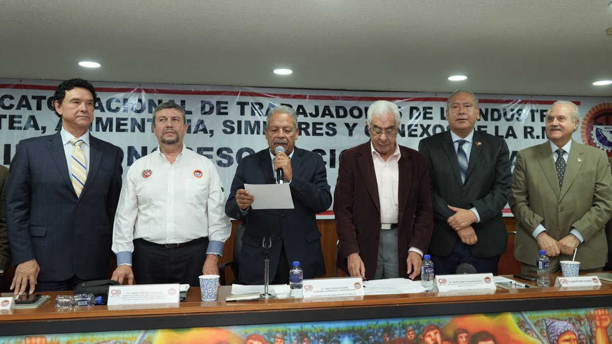 tereso_medina's tweet photo. Fue especialmente emotivo compartir este momento con mi compañero y amigo Daniel Arévalo Gallegos, con quien he recorrido más de cuatro décadas de vida sindical. Lo felicito por haber sido electo por mayoría de votos de las y los trabajadores para encabezar al Sindicato durante el periodo 2026–2032, expresión de confianza, participación y democracia sindical.