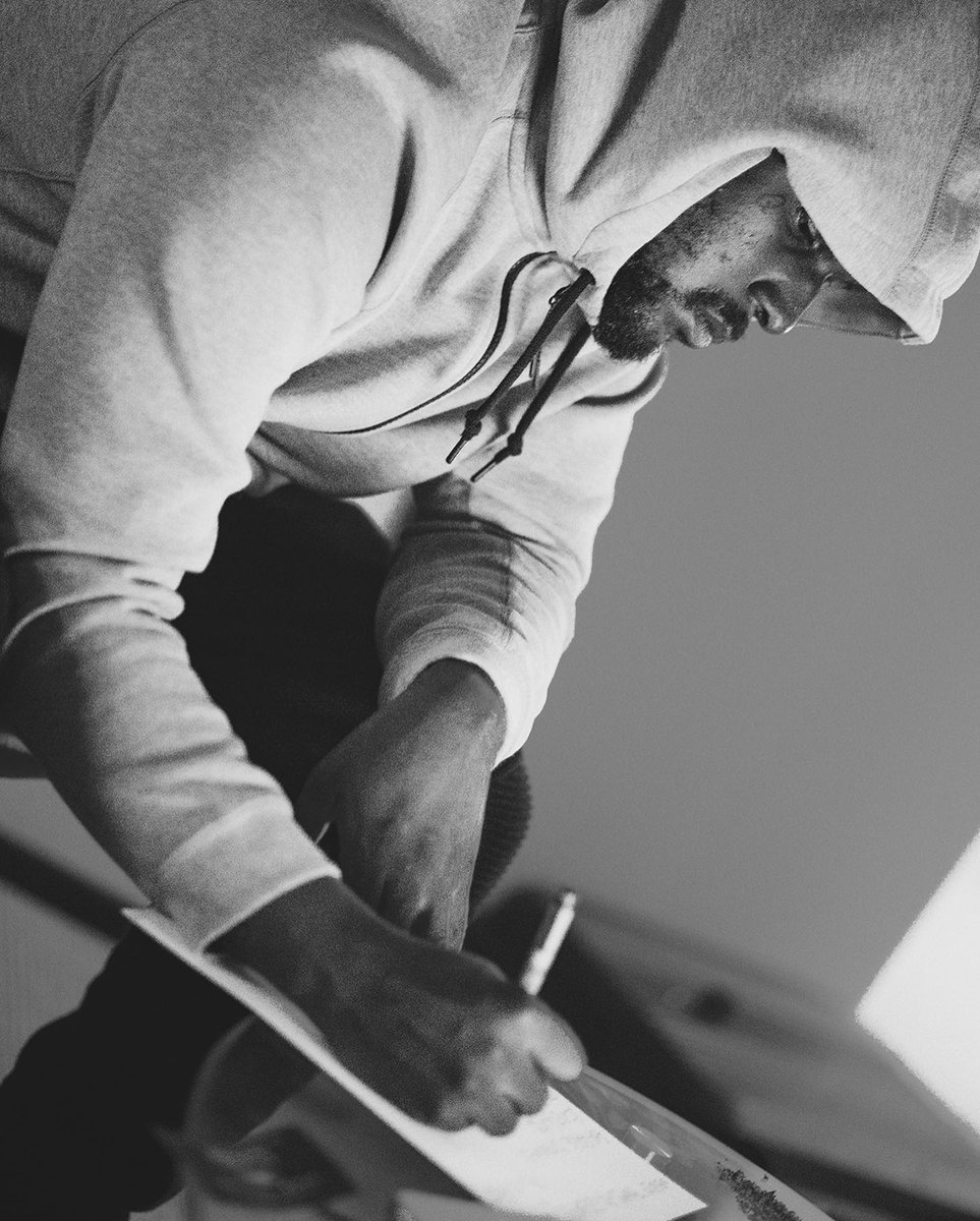 Mumu1626364656's tweet photo. Kendrick Lamar (2015).
On the last day at the studio, reviewing TPAB before it gets sent over for publishing.

ScHoolboy Q (2015).
Q creating the handwritten tracklist and album art for TPAB. He did it in one take.

Chrxx📸 https://t.co/C92T8771DY