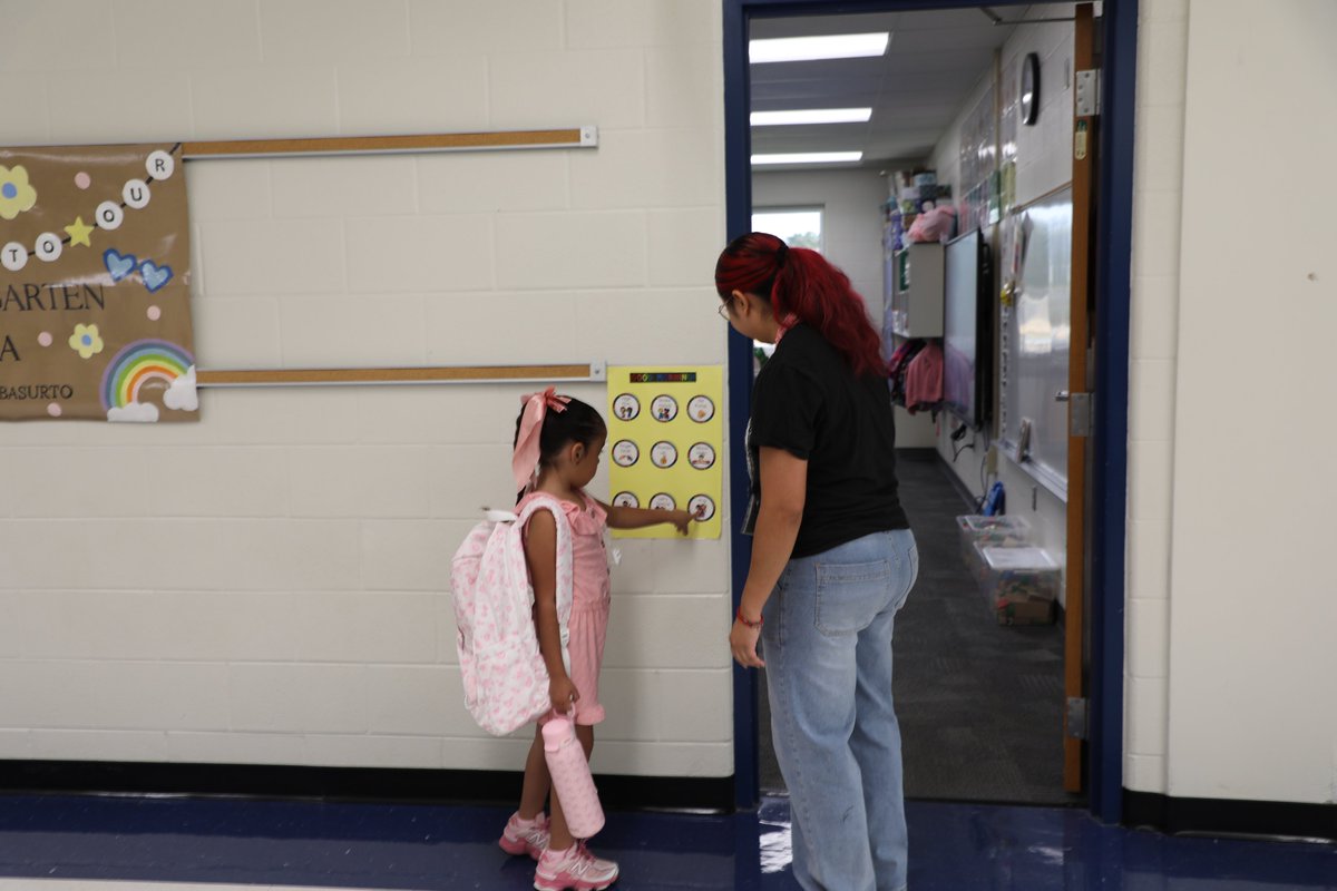 USD480's tweet photo. What an incredible start to the new school year at USD 480!
Everyone stepped up to make these first days special! Superintendent Richardson helped serve lunch at Meadowlark, the Liberal Fire Department was on hand Thursday morning to greet our Bright Start students!
#beyourbest https://t.co/Dw3s91rXq2