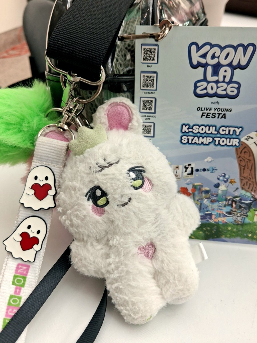 Sta4Linc's tweet photo. Let's #KCONLA ... first day of food and fun! 🩷 💚 #Bining #kconusa https://t.co/gaJfixdt64