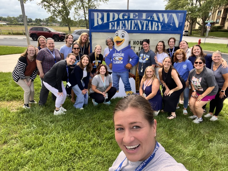 RidgeLawnSchool's tweet photo. Friday afternoon doesn't stop the Ridge Lawn Staff! Hard at work making sure everything is perfect for students next week! #eaglestrong https://t.co/PSbqZZlGoj