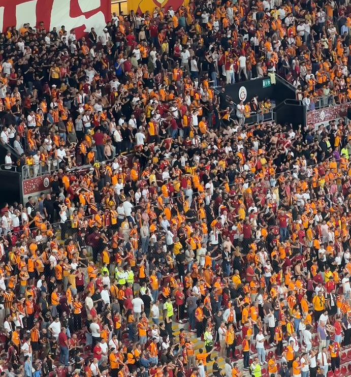 futbolarena's tweet photo. 90. dakikada Galatasaray tribünleri: "Yönetim istifa." https://t.co/N2IANOca4M