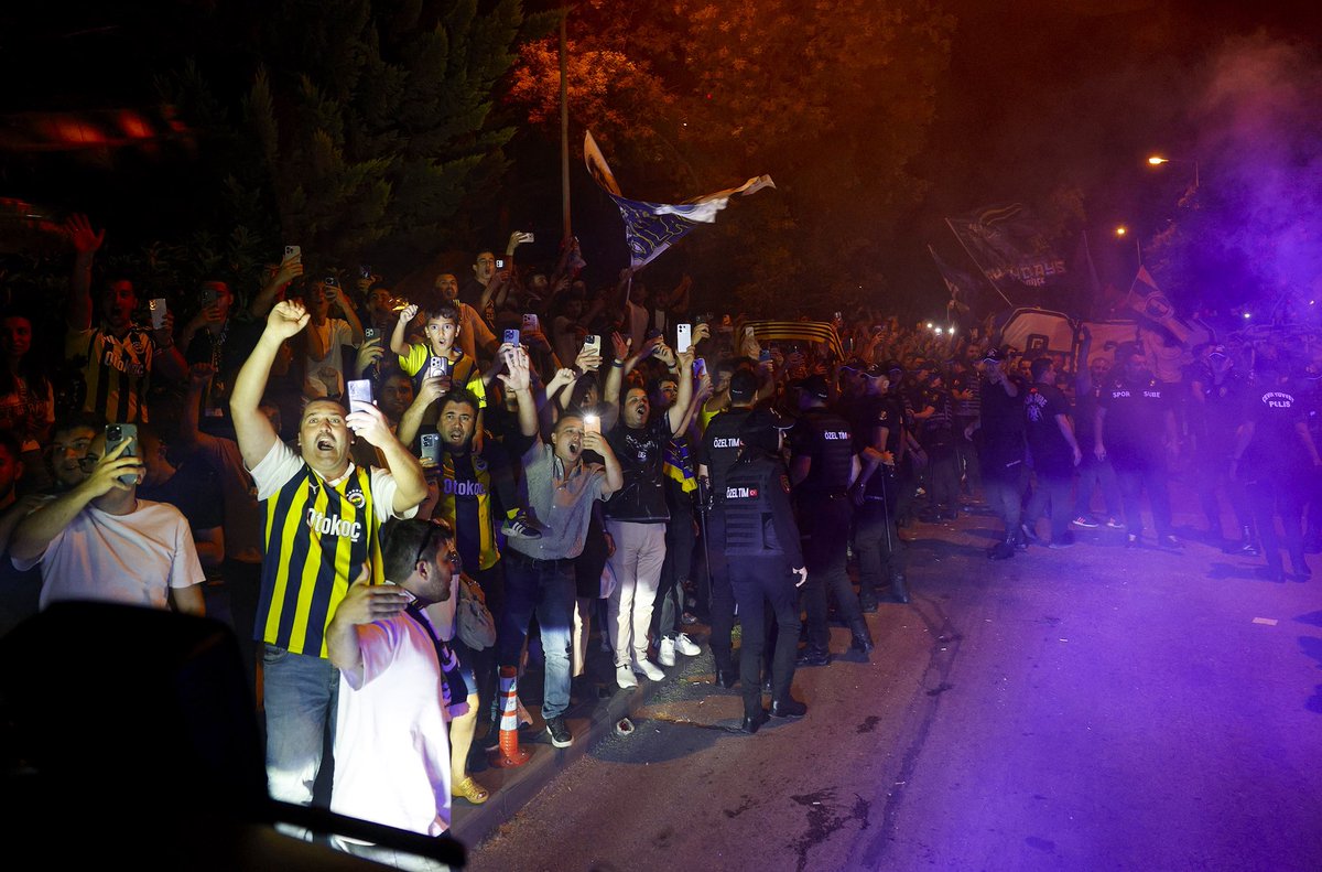 Fenerbahce's tweet photo. Büyük Fenerbahçe Taraftarının muhteşem karşılamasıyla Ankara’dayız! 💛💙 https://t.co/kLosM9frpw