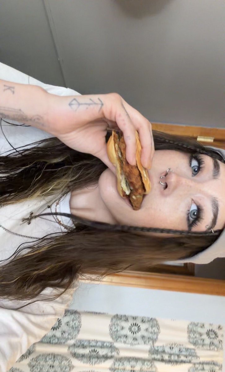 wickedleylaa's tweet photo. a sandwich to start my day right 😋 https://t.co/4L7U1o9QJG