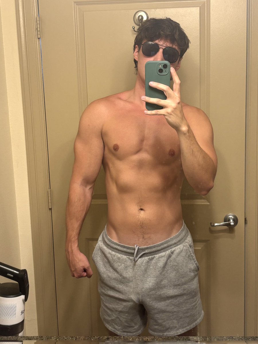 MasterGrayson03's tweet photo. It’s Tax Friday. I want lots of good boys in my Throne and DMs ready to serve 🤑. https://t.co/ksEthqmrLs