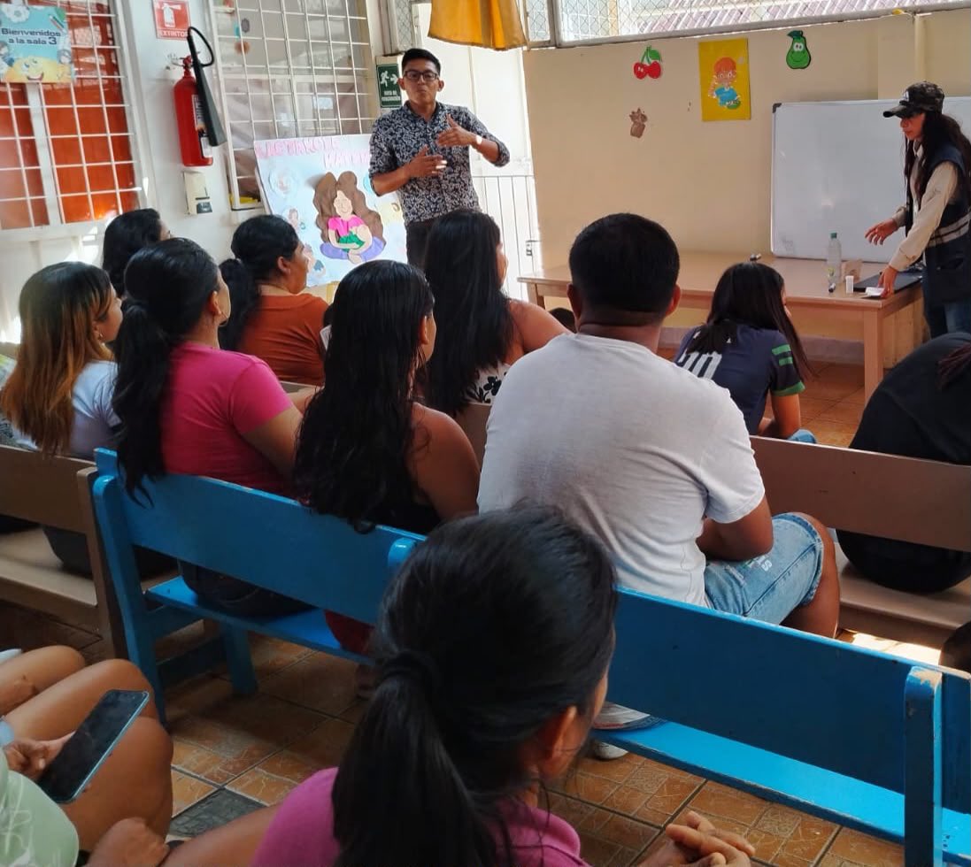 AgrocalidadZ7's tweet photo. 👨🏻‍🏫 | #AgrocalidadCapacita

A usuarios del CDI Acción Popular, en #Macará, en generalidades y Manejo Integrado de #FrutaSinMosca . 🪰

🌱 Reforzamos acciones de prevención para aplicarse en cultivo de mango antes de la floración y fructificación. 🥭

#ProtegemosElAgroEcuatoriano https://t.co/MIFBzz9dYP