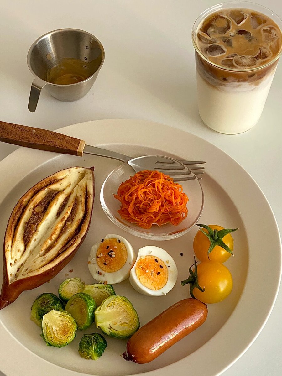 CassandraLCamp2's tweet photo. Just had the best quick brunch—homemade avocado toast with a sprinkle of red pepper flakes and a cold iced latte. Perfect lazy Saturday vibe!， https://t.co/Ccw4NI4qOR