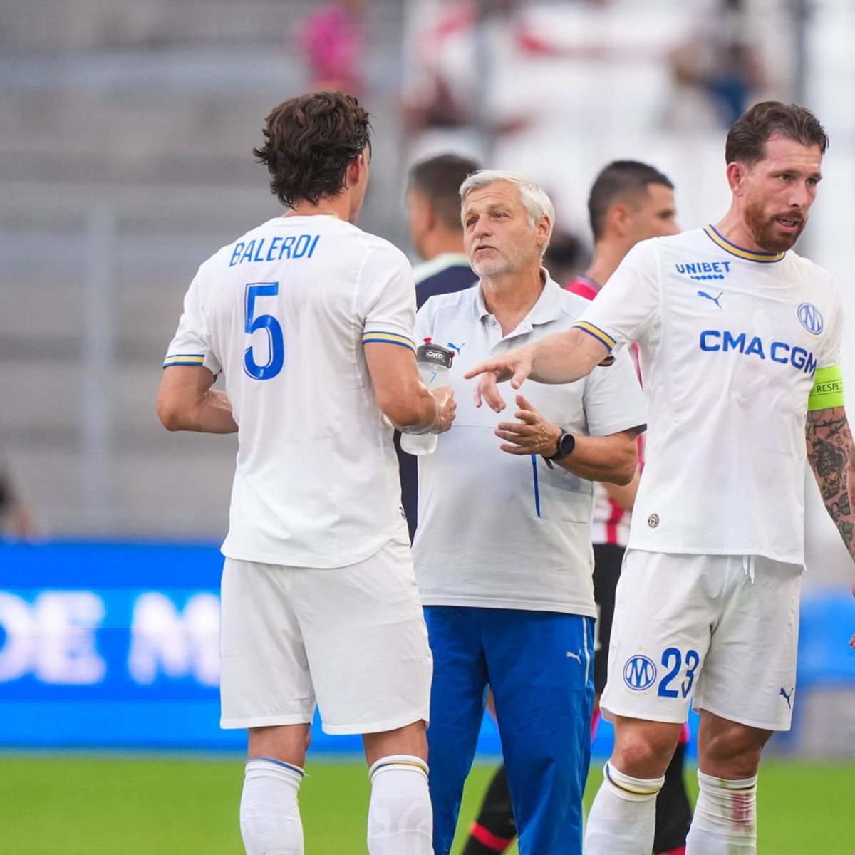LaMinuteOM_'s tweet photo. 🚨 Bruno Genesio sur Leonardo Balerdi :

"Sur sa prestation, jusqu'au premier but, il était bien dans son match. Ensuite, c'est difficile.

Quand vous subissez autant de sifflets dès que vous touchez le ballon... C'est une situation difficile pour moi aussi".

(La Provence)
#TeamOM