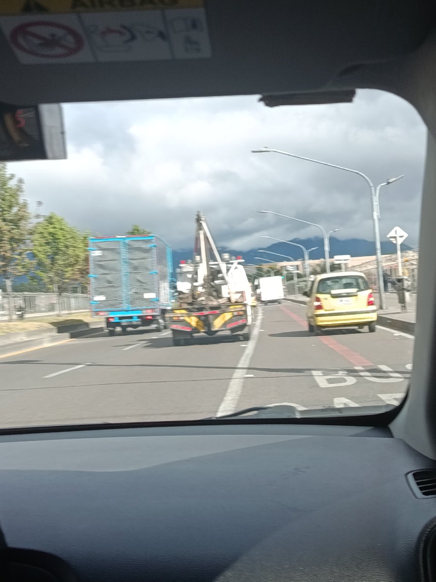 karittoleon's tweet photo. Qué horror!! Está grùa venía peleando con un taxista... Casi nos hace estrellar y a 2 motos... Inconsciente! Av Mutis cerca a la Av Cali
@PoliciaBogota
@BogotaTransito 
@MinTransporteCo @Bogota https://t.co/WnRDw4oN2r