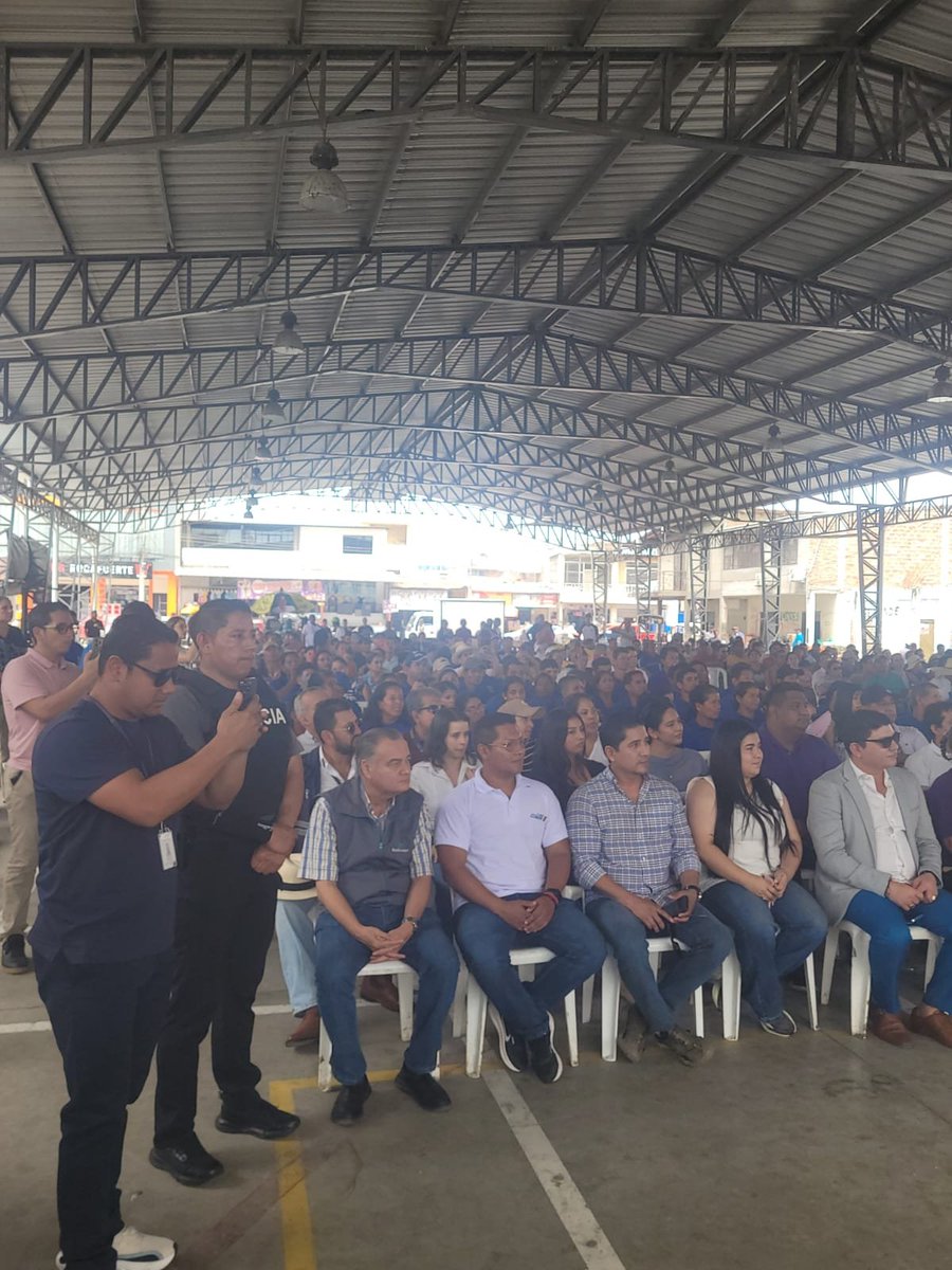 AgrocalidadZ4's tweet photo. 👨🏻‍🌾| #AgrocalidadEnTerritorio

En #Manabí acompañamos la entrega de beneficios otorgados por @AgriculturaEc a productores de Rocafuerte; reafirmando el compromiso de fortalecer el desarrollo del sector agropecuario.

#ProtegemosElAgroEcuatoriano 💪🏻 https://t.co/yOd2w4YyIP