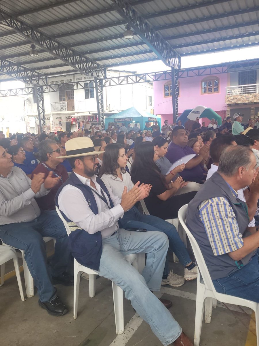AgrocalidadZ4's tweet photo. 👨🏻‍🌾| #AgrocalidadEnTerritorio

En #Manabí acompañamos la entrega de beneficios otorgados por @AgriculturaEc a productores de Rocafuerte; reafirmando el compromiso de fortalecer el desarrollo del sector agropecuario.

#ProtegemosElAgroEcuatoriano 💪🏻 https://t.co/yOd2w4YyIP