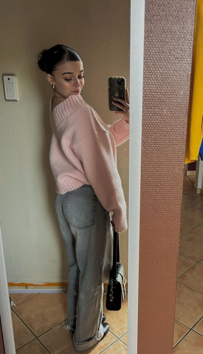 MRF_Queens's tweet photo. Un abonné vous présente sa pote Débora, elle a 21 ans ! 😌

Sachez que sa pote, il kifferai la démonter 👀
Il voudrait lire des trucs sales sur elle, défoulez vous en commentaire du coup. 😈

#Pote #Proches #Cuck #IRL https://t.co/EHo8em2DSM