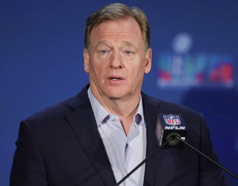 NFL_DovKleiman's tweet photo. 𝗕𝗥𝗘𝗔𝗞𝗜𝗡𝗚: NFL commissioner Roger Goodell is "working privately" to keep the Bears in Chicago. per @ProFootballTalk

"Commissioner Roger Goodell privately was working to keep the team in the only state it has called home."

Goodell wants the Chicago Bears to stay home. https://t.co/LoleQmcgRe