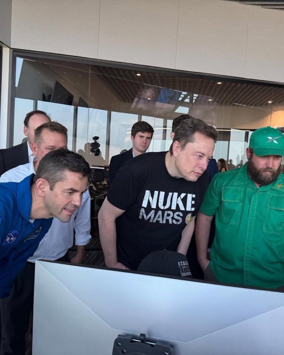 Elon29100's tweet photo. 🚀 Elon Musk and NASA Administrator Jared Isaacman review Starship Flight 12 data together at Starbase. https://t.co/CDGfV2tzgT