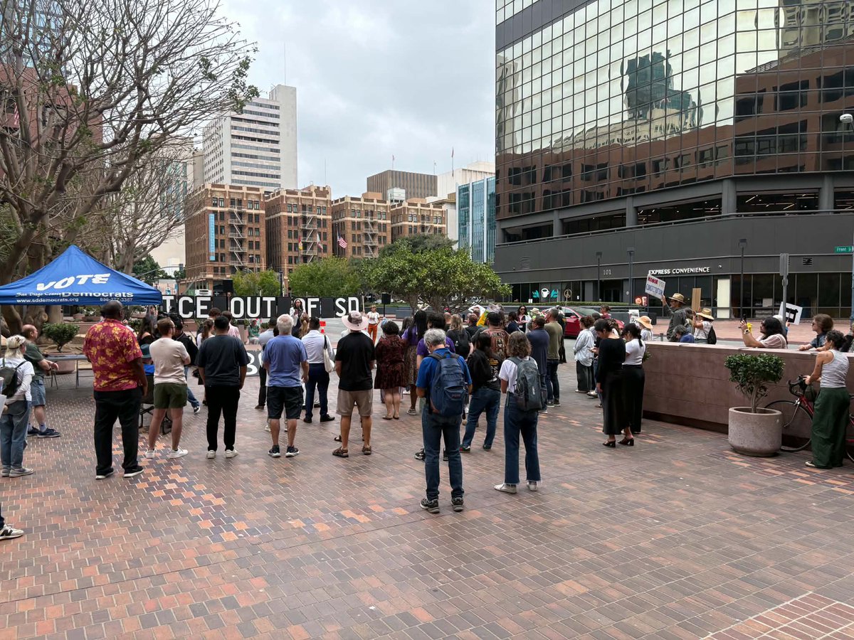 amyforsandiego's tweet photo. Every San Diego news station showed up to cover the “ICE Out of SD” rally.

There were 12 protesters.

There were literally more members of the media than people at the rally. https://t.co/urggxZ9E11