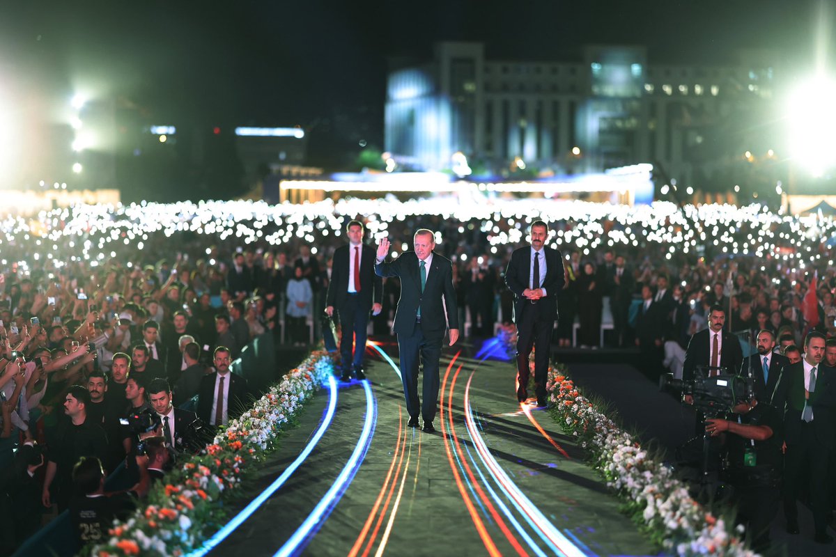 avyusufibis's tweet photo. “Aydınlığa açık, karanlığa kapalı” diyerek yola çıkan AK Parti'mizin bugün 25. Kuruluş yıl dönümündeyiz.

Genel Başkanımız ve Cumhurbaşkanımız Sayın @RTErdogan’ın hitaplarıyla, çeyrek asrımızda, 25. yılımızda tarihe bir not daha düşüyoruz!

AK Parti'miz 14 Ağustos 2001'de nasıl bir dava ruhuyla, coşkuyla, heyecanla kurulduysa bugünde aynı ruhla yoluna devam ediyor.

İşte bu davanın emanetçisi gençler olarak durmadan, yorulmadan çalışmaya devam edeceğiz. 💪🏻

#AKPARTİ25YAŞINDA
#MilletimizleÇeyrekAsır