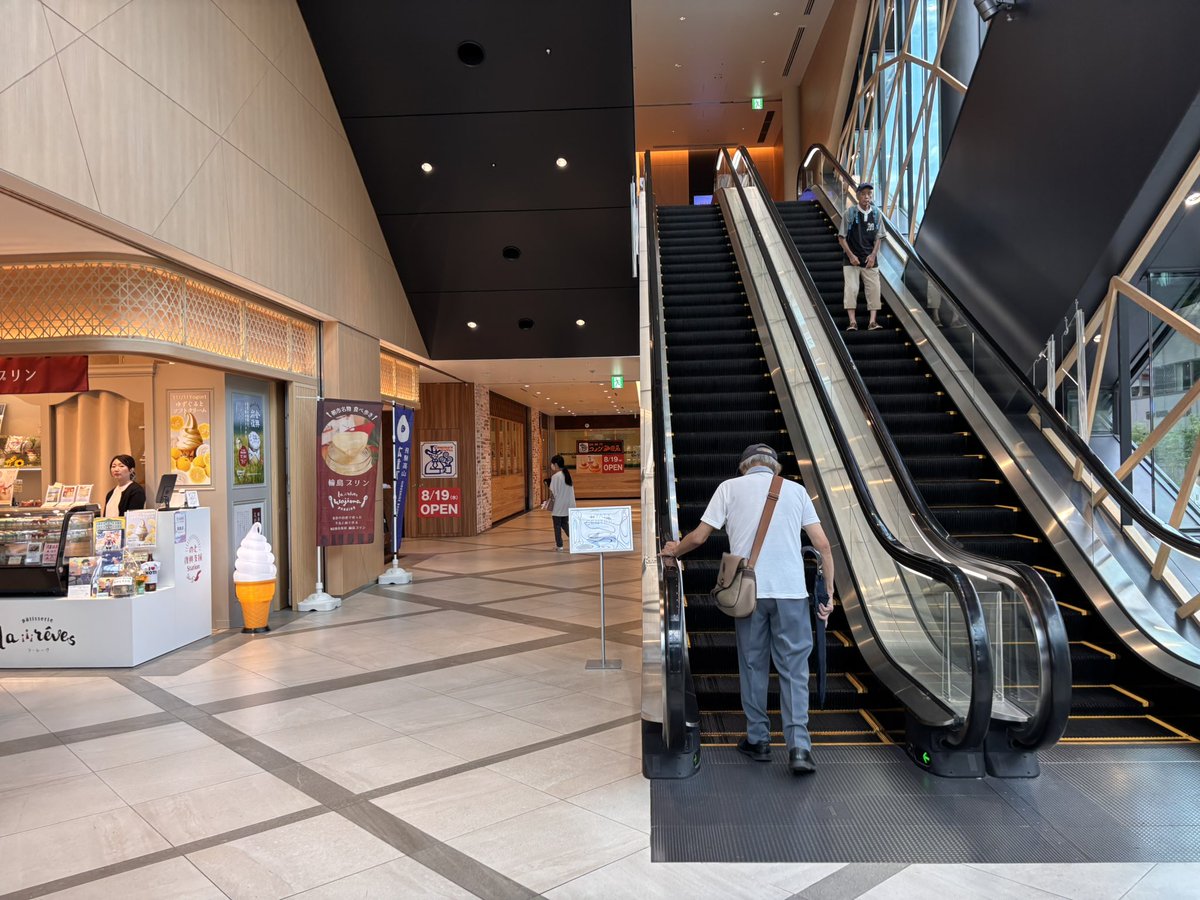 kanazawacom's tweet photo. クロスゲート金沢のコメダ珈琲店、8月19日オープンです。

・北陸三県では初の駅前店舗
・テーブル席29卓（2人掛け11卓、4人掛け18卓）、カウンター席12席の計106席（41卓）

地味に向かいのスターバックス（62席）より座席数が多い。金沢駅周辺は朝食提供やってる店が少ないので需要ありそう。 https://t.co/buurO2BO7K