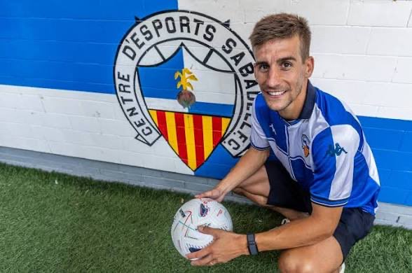 RR_Dave's tweet photo. @CESabadell Pere Pons. Llamativo el fichaje del ex Girona procedente del AEK Larnaca donde ha sido fundamental llevando el peso de su equipo. Eso mismo esperan de él en la Nova Creu Alta. A seguir: Edgar. https://t.co/z0GYk94jd8