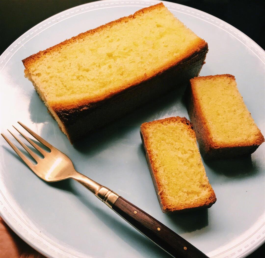 WhitneyBeatty1's tweet photo. Just pulled the fluffiest vanilla olive oil pound cake out of the oven—smells like Sunday mornings and warm butter, so good I ate half before it cooled!  #BakeDayJoy， https://t.co/tqR5vYY7ys