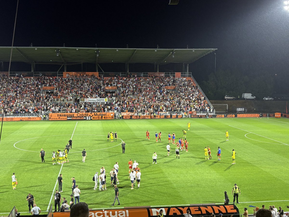 cyprien_legeay's tweet photo. 🟠⚫️ Coup de sifflet final : le staff, les remplaçants et Clavreul sautent les bras de David Vignes. Tout le monde est dans le projet et fier de l’être. https://t.co/cm1UM8fwEB