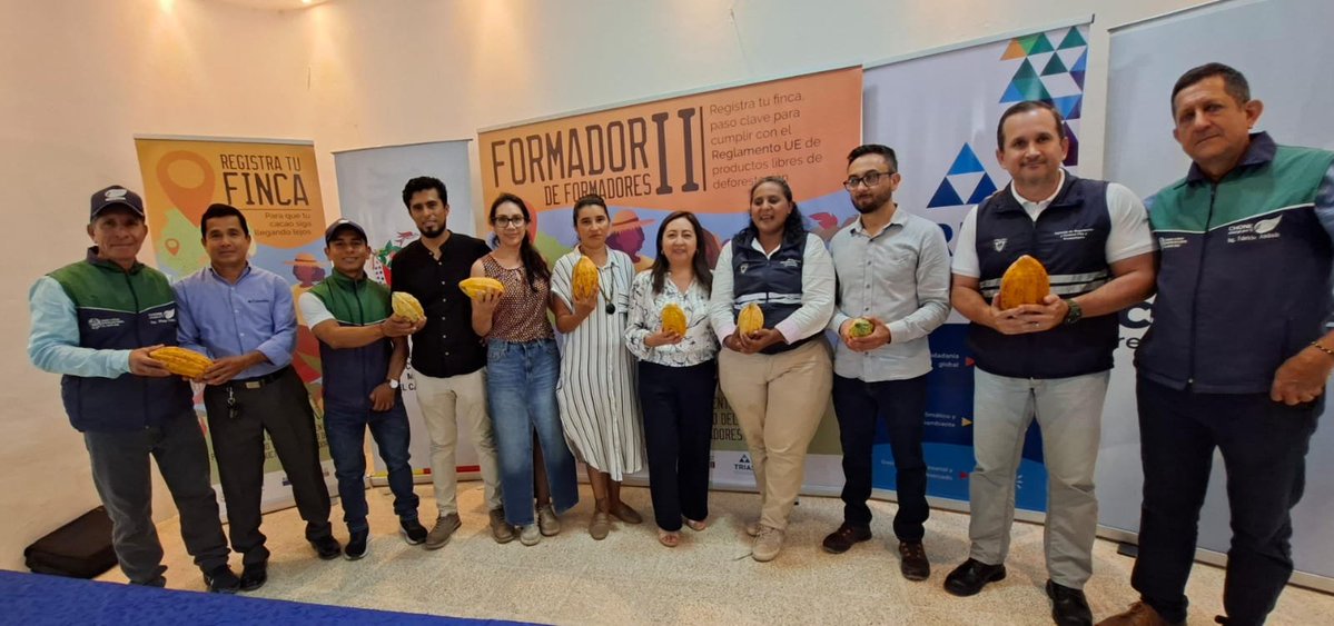 AgrocalidadZ4's tweet photo. 🌱 | #AgrocalidadCapacita

En #Manabí participamos en el foro sobre la aplicación del Reglamento EUDR, trazabilidad y uso del sistema GUIA en la cadena de valor del cacao. 

Fortalecemos conocimiento y capacidades para una gestión eficiente.

#ProtegemosElAgroEcuatoriano 💪 https://t.co/SQmpSPgswG