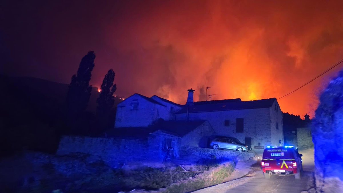 raquela99353404's tweet photo. #IFPeñasDeRiglos 
Sigue ardiendo y avanzando el fuego. En Santa María y barranco de Triste parecía apagado pero se ha reavivado por otro lado. Centenero en una hora dicen impacta en el pueblo, La Peña Estación  también arde el monte y va hacia Anzánigo. Parara cuando no haya nada https://t.co/X6D3ip8nYx