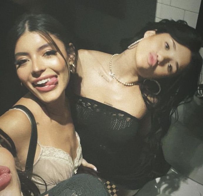 EmmaBiancadz's tweet photo. Parabéns à minha eterna parceira de infância e da vida
Crescer contigo foi a maior bênção que a vida me deu. Partilhamos segredos, roupas, gargalhadas, discussões e memórias que guardo no meu coração para sempre. Ver-te crescer e conquistar os teus objetivos enche-me de orgulho. https://t.co/7ljcN0Dl3Z