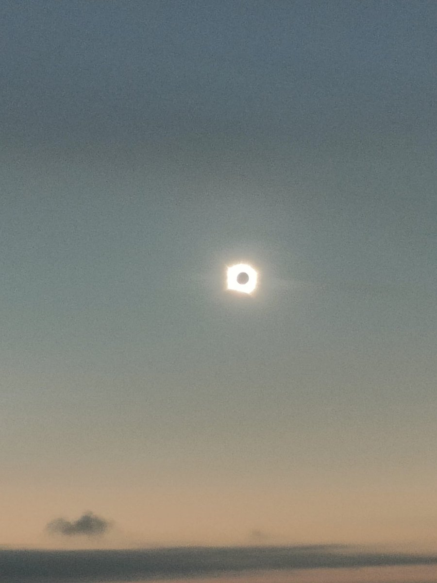 HdAnchiano's tweet photo. Si no has visto el eclipse total por voluntad propia eres gilipollas, y te j0des. Y de esta burra no me bajo, cojones ya con que los borregos sin la ESO nos digan que somos borregos.

Si hay un put0 eclipse total en tu casa, lo ves y punto. Y ya juzgarás después si te ha gustado o no. 

[Spoiler: hay cero unidades de persona que lo hayan visto y les haya parecido una purria].
