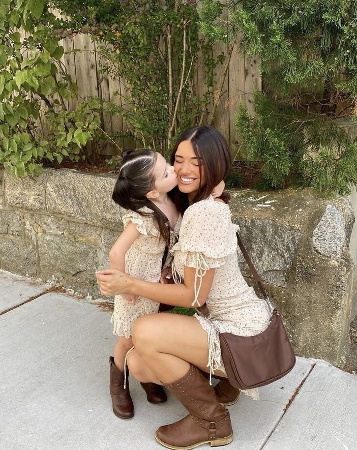 Aylafonsecayldz's tweet photo. Quero agradecer-te por seres muito mais do que uma tia: és uma amiga, uma confidente e uma verdadeira inspiração para mim. Obrigada pelo teu carinho constante, pela tua paciência infinita e por tornares os meus dias muito mais felizes com o teu sorriso.
parabéns madrinha 🤍 https://t.co/SmG24fHEzY