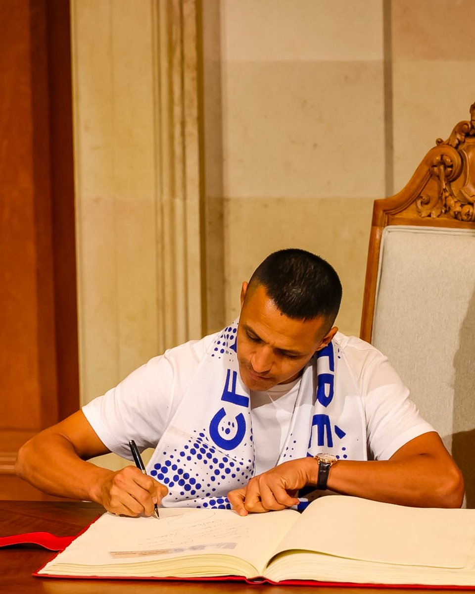 cfmontreal's tweet photo. Un accueil officiel pour Alexis Sánchez à Montréal. 🇨🇱🤝🇨🇦
 
Notre nouveau joueur désigné a été accueilli officiellement à l'hôtel de ville de Montréal par Mme Soraya Martinez Ferrada, mairesse de Montréal. Il a signé, à cette occasion, le Livre d'or de la ville! 
 
Bienvenue à Montréal, Alexis.

#CFMTL