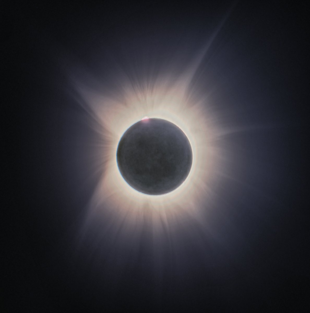 AstroMontseny's tweet photo. L'ECLIPSI SOLAR TOTAL AMB LA LLUNA CENDROSA CAPTADA PEL NOSTRE ASTROFOTÒGRAF Pau Montplet i Sant @AstroBreda. Captà magistralment les diverses fases, perles de Baily i la meravellosa corona solar des de la comarca catalanoparlant del #Matarranya, concretament a Calaceit, #Terol https://t.co/Q95Ya094Mj