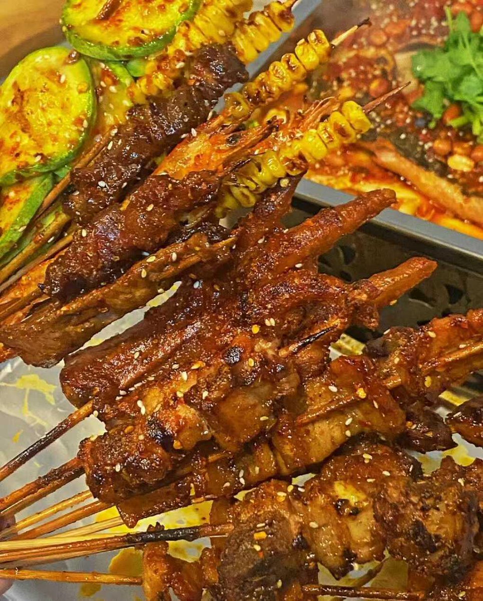 RRum26's tweet photo. Late-night street snack craving: crispy fried squid skewers with spicy cumin dust—perfect after a long walk! ， https://t.co/18epmx61Yw
