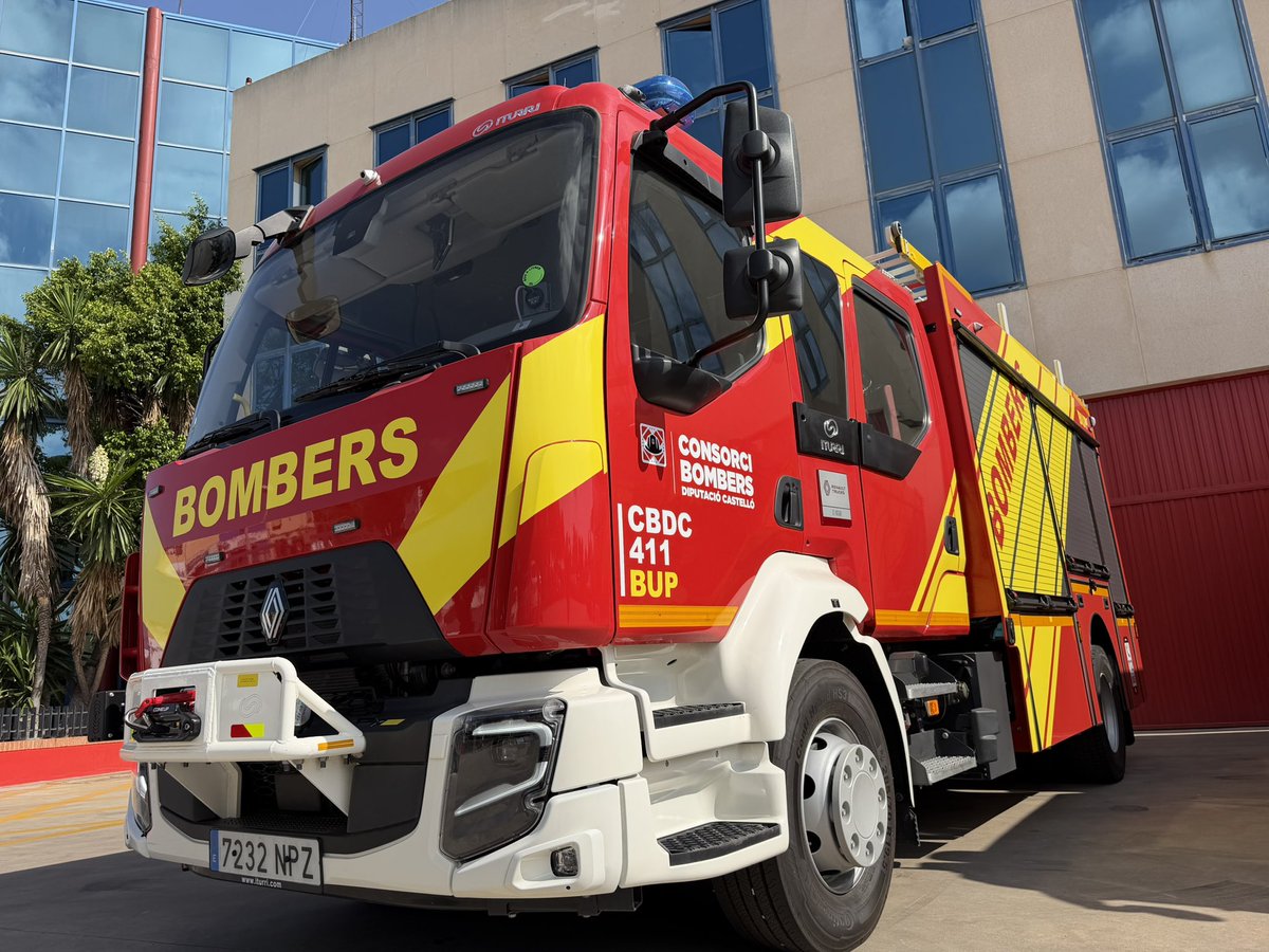 BombersDipcas's tweet photo. Executada una nova fase del pla estratègic marcat per la direcció de @BombersDipcas de renovació de la flota de vehicles de primera intervenció, Amb una inversió d'1.350.576 € , s'incorporen 2 #BUP, destinats als parcs de Baix Maestrat i Plana Baixa, 1 #BUL, i 4 #UPC per a substituir als actuals als parcs professionals de @bombersdipcas.
La següent fase contempla la pròxima incorporació de 4 #BRP, 4 #FSV i 4 #BUL amb una inversió prevista superior als 4 milions d’euros.