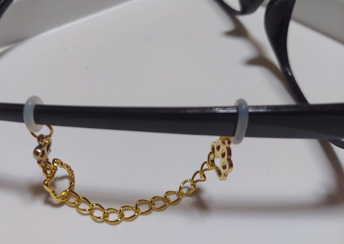 saya080l's tweet photo. シリコンリング8mm(内径5mm？)でメガネチャームを作ってみました。
本物見たことないからこんな感じ？な勢いで作ってるけど明らかにシリコンリングもチェーンもチャームも大きいんだなぁꉂ🤣𐤔
ハンドメイド好きだけど、好きなだけの不器用なので丸カンの塗装をペンチで削りがちです🥲︎ https://t.co/Vgy0qN4pzC