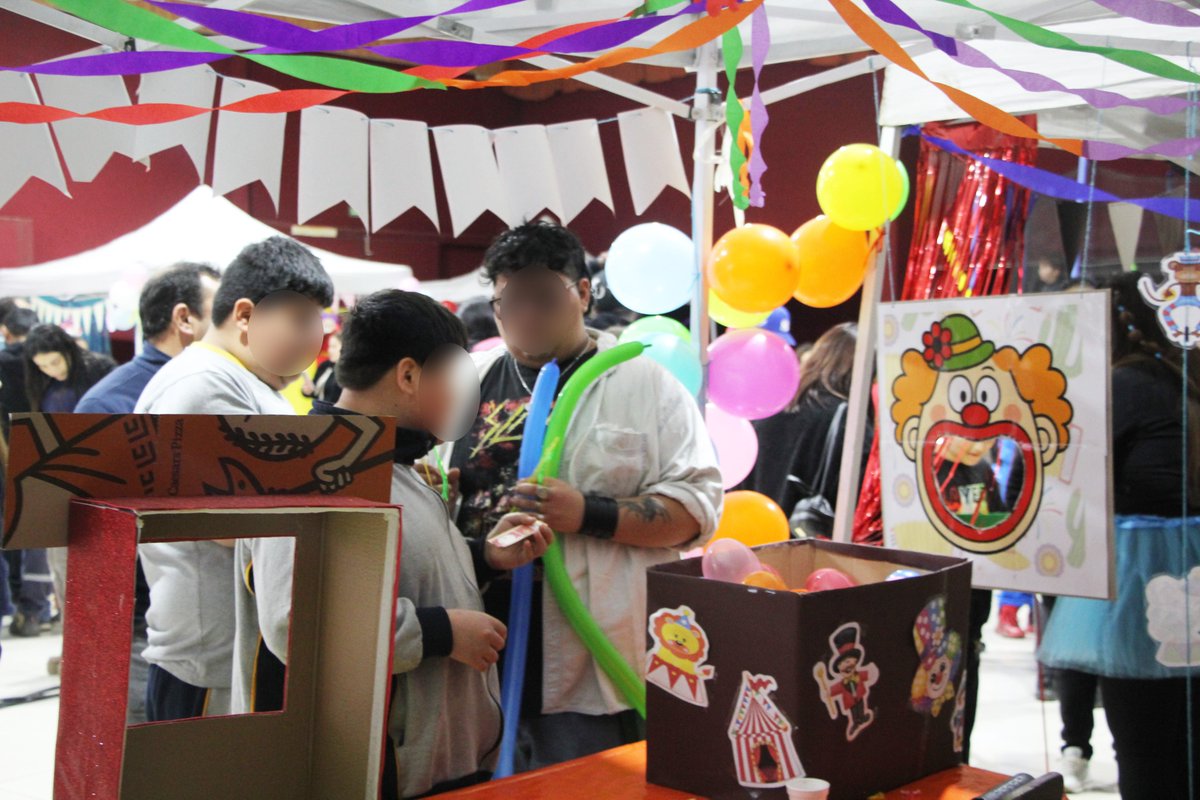 AcjCorporacion's tweet photo. 🎪 Más de 100 niños, niñas y sus familias celebraron el Día de la Niñez con juegos, seis estaciones temáticas, música en vivo, regalos y entradas para disfrutar de Circo sobre Hielo. Una jornada construida con creatividad y comunidad. ❤️ lee la nota acá: https://t.co/jETZM2UADr https://t.co/nXHQQS1u1L