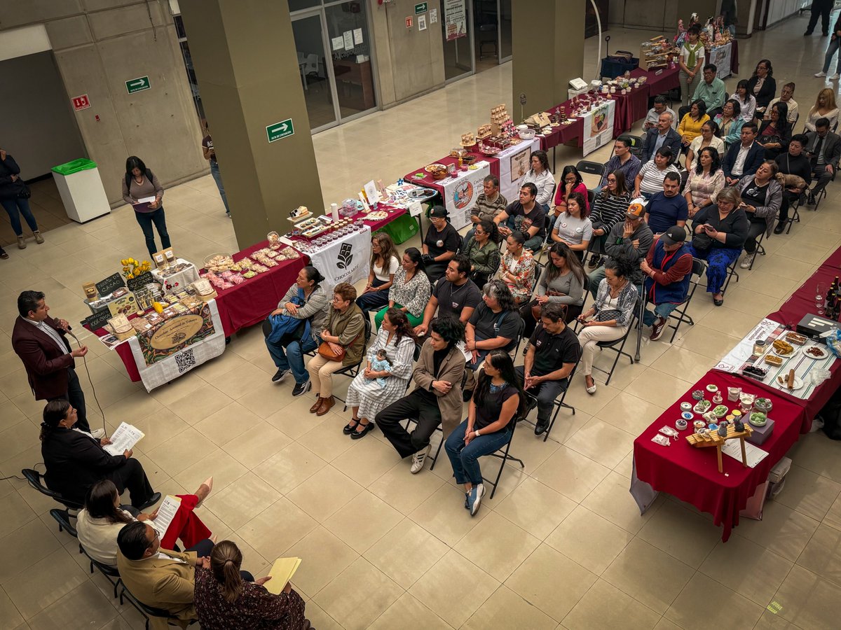 NancyNunezmx's tweet photo. 📝💪🏻 Seguimos trabajando para que las y los emprendedores de Azcapotzalco tengan más herramientas para crecer.

Hoy iniciamos, de la mano del I.P.N., un programa de capacitación para artesanas y artesanos de Hecho en Azcapo, porque sabemos que detrás de cada emprendimiento hay esfuerzo, talento y muchas ganas de salir adelante.

Fortalecer nuestros pequeños negocios es también fortalecer la economía local y abrir nuevas oportunidades para nuestras familias chintololas. ❤️

#BienestarParaElPueblo