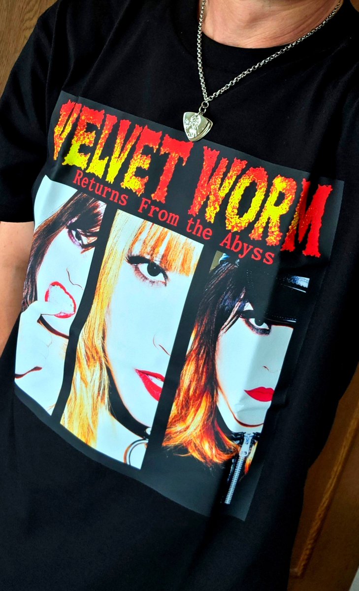 hidead3's tweet photo. おはようございます
VELVET WORM復活記念Tシャツご到着🤩
お姐様達が目立って最高😍
ってなわけで今日の一枚は
『ゴキブリ野郎と赤いヘドロ』🔥
#VELVETWORM https://t.co/pCAP7logBI