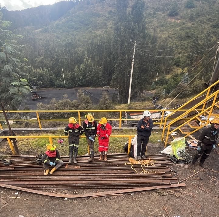 JorgeEmilioRey's tweet photo. Lamentamos informar que las seis personas atrapadas en la mina El Porvenir 1, en Cucunubá, fueron halladas sin vida tras culminar las labores de rescate.

Las víctimas son:
* Duvan Ferney Rodríguez
* Cristian de Jesús Contreras Latorre
* Sebastián Contreras Latorre
* Eduard Alexander Díaz
* Yerson Mauricio Rojas
* Jhon Mario Triviño Serna

La mina hace parte de un Área de Reserva Especial para su formalización y había sido objeto recientemente de una visita de fiscalización por parte de la Agencia Nacional de Minería (@ANM_Colombia), que encontró aspectos de seguridad por mejorar y ordenó su suspensión mientras se adelantaba un plan de mejoramiento. Será esta entidad la encargada de establecer por qué, aparentemente, a pesar de estar suspendidas las actividades, existía personal realizando tareas de extracción de material. 

Mis oraciones y solidaridad están con sus familias, amigos y con toda la comunidad cucunubense. El equipo psicosocial de la @SecEnergia del departamento ya hace presencia en el sitio para brindar acompañamiento en este difícil momento.