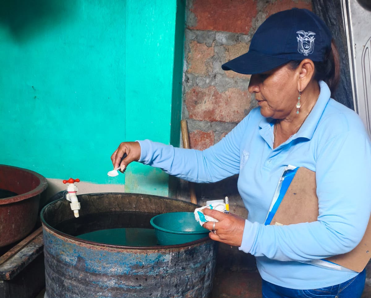 Salud_Guayas's tweet photo. #Milagro | En el sector #LaLolita, equipo de #ControlVectorial de @Salud_ec realiza intervención con el objetivo de destruir criaderos de mosquitos y así evitar que la comunidad se enferme de #Dengue, zika y chikungunya.
#MSPEnTerritorio https://t.co/eVTngW0eMM