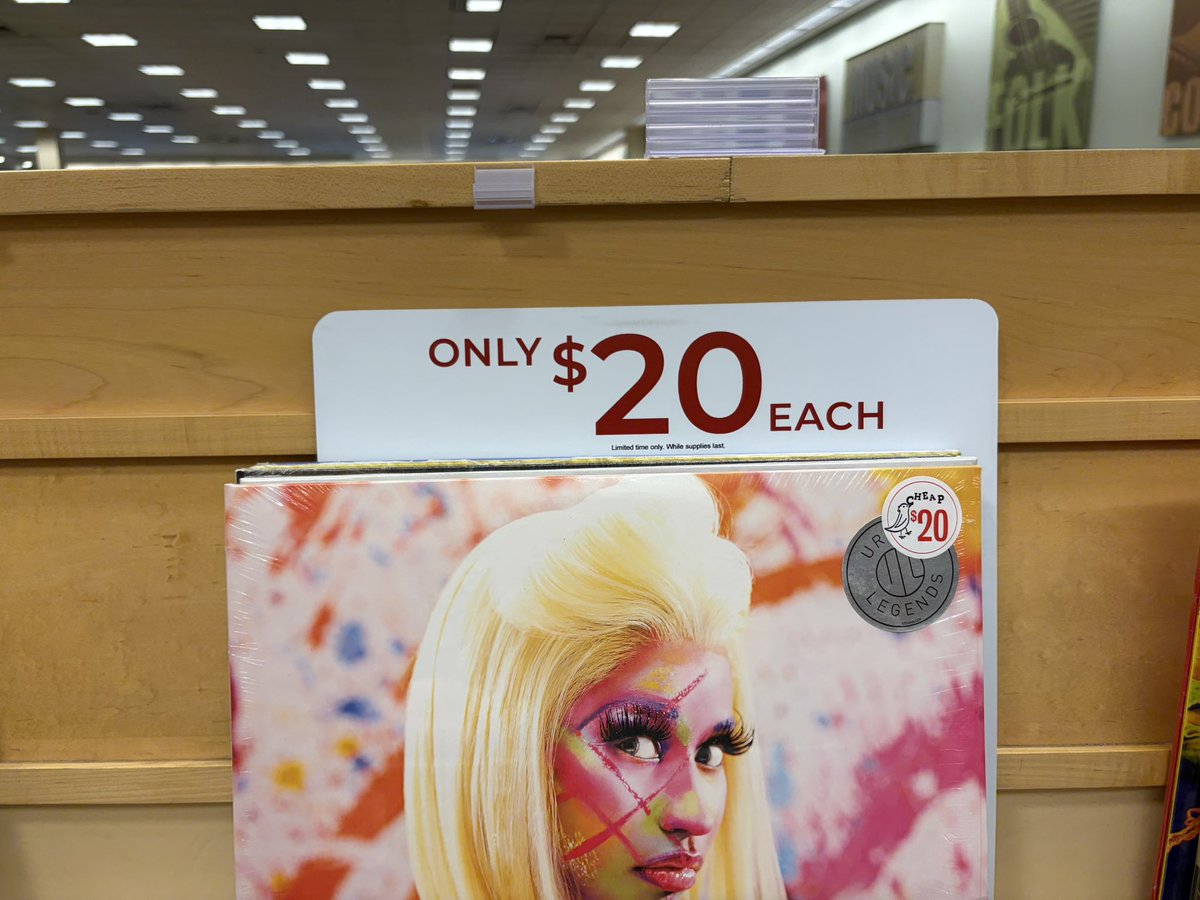 slepygiyuu's tweet photo. "they done put nicki on clearance" - @_pretty_bird__ https://t.co/yXJVqChibh