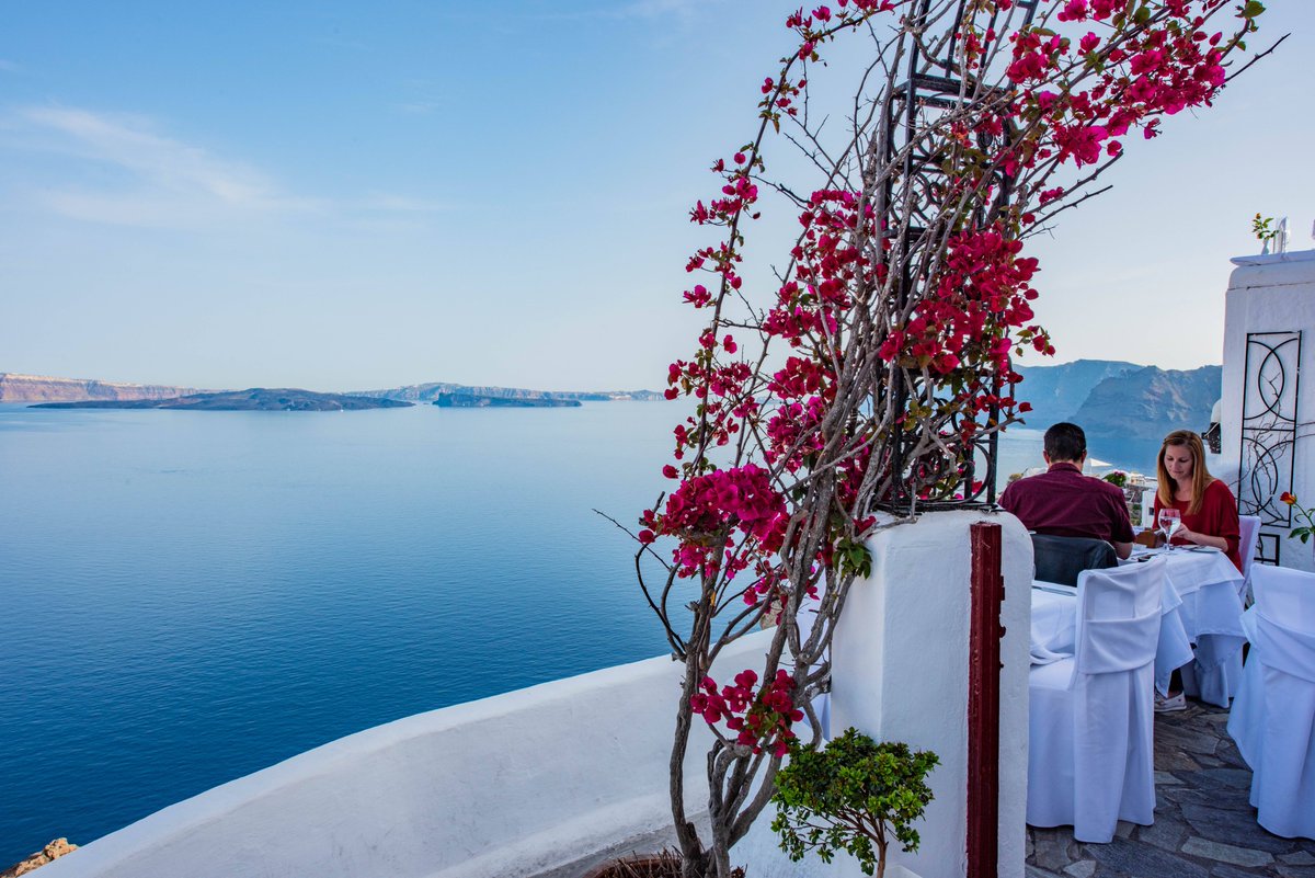 tanesemari62090's tweet photo. Just caught the golden hour at Santorini’s Oia cliffs—sun dipping into the Aegean, white-washed houses glowing soft. Couldn’t ask for a better end to this Greek escape! https://t.co/eSyBJXVplI